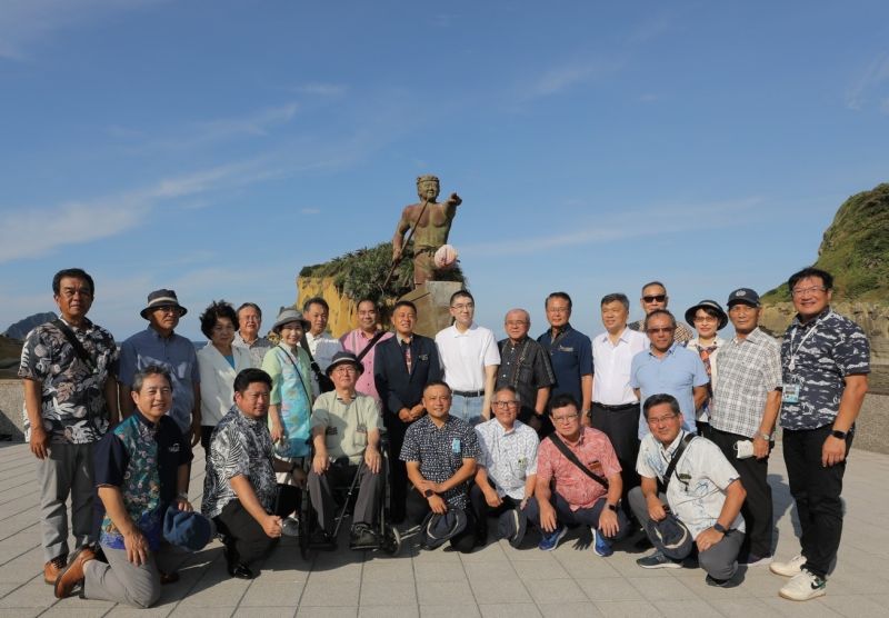 ▲日本沖繩縣議長訪和平島公園漁民慰靈碑，謝國樑到場歡迎並合影紀念。（圖 ／基隆市政府提供）