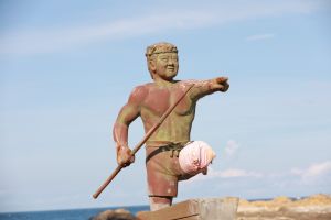 ▲和平島公園內的「琉球漁民慰靈碑」雕像因長期受到海風侵襲，致左腿部分剝落斷裂，園方暫時以紅布條包裹斷裂部分。（圖 ／基隆市政府提供）