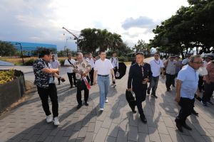 ▲日本沖繩縣議長訪和平島公園漁民慰靈碑，基隆市長謝國樑到場表示歡迎，期盼兩地有更多交流互動。（圖 ／基隆市政府提供）