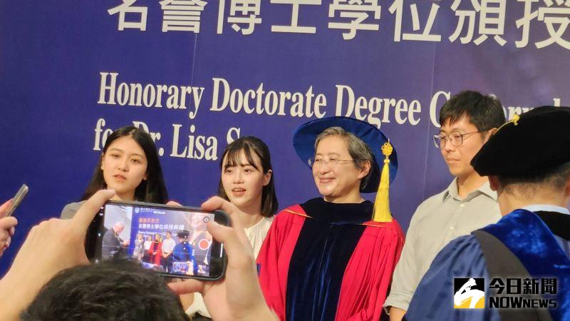 ▲蘇姿丰到陽明交大參與頒授學位典禮,不僅親切與學生合照還主動攀談,展現平易近人的一面。(圖/記者李琦瑋攝,2023.07.20)
