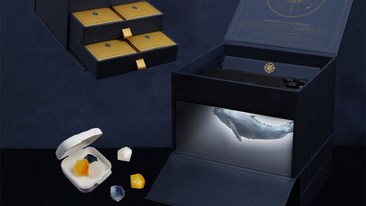 ▲「豐海映月．藏寶盒」以航海尋寶的敘事角度，帶領賓客解鎖層層樂趣。禮盒更將華麗蛻變為「迷你浮空投影劇場」。（圖／高雄洲際酒店提供）