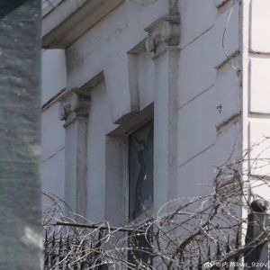 ▲中國駐敖德薩總領事館玻璃被震裂。（圖／翻攝自微博）