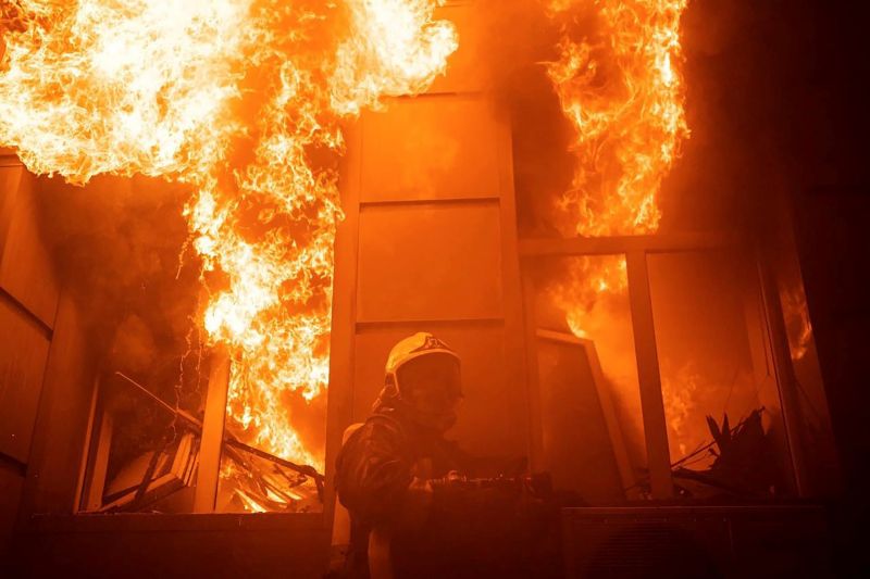 ▲俄軍接連轟炸烏克蘭南部港口城市敖德薩，多處都陷入火海，宛如煉獄。（圖／美聯社／達志影像）