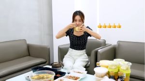 ▲蔡依林吃得津津有味。(圖 / 蔡依林YouTube) ▲蔡依林吃得津津有味。(圖 / 蔡依林YouTube)