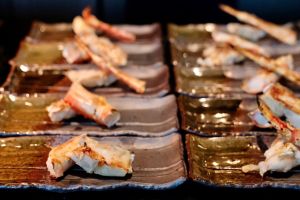 ▲烤物區的烤帝王蟹腳，有著飽滿又細嫩的肉質，同樣能無限取用。（圖／記者葉盛耀攝）