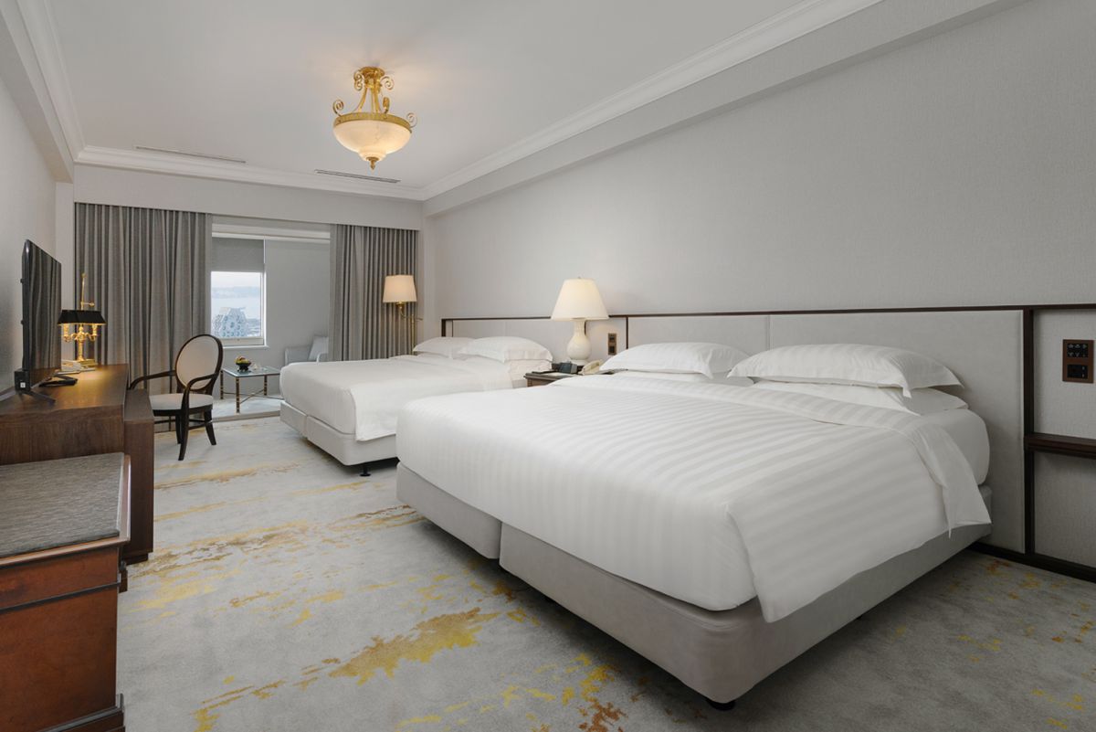 ▲高雄漢來飯店即日起至7月24日首度推出雙人房免費升等家庭房的快閃優惠，預訂市景精緻雙人房5,000元起即可免費升等16坪亞灣家庭房，四人入住，每人每晚僅1250元起，贈兩客早餐。（圖／漢來飯店提供）