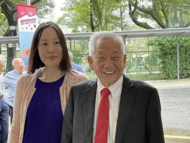 ▲新加坡75歲投資界大佬黃國松牽著45歲未婚妻的手前往登記參選總統。（圖／翻攝自推特）