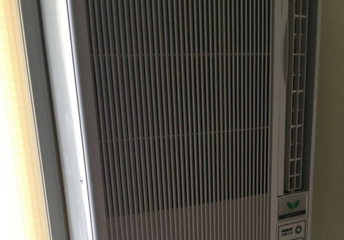 ▲直立式窗型冷氣在近幾年已經比較少人在安裝，其特點就是不需要冷氣對口，「有窗戶就可以安裝」。（圖/翻攝MOBILE）