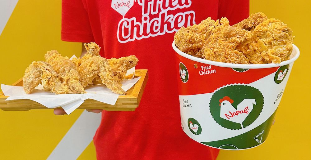 ▲暑假速食店開戰搶學生族群商機，拿坡里炸雞「買6送6」，買「雞腿二重奏(6塊)」再送「酥炸雞翅(6隻)」，特價319元；達美樂28款MyBOX「披薩便當」下殺99元。（圖／三商餐飲提供）