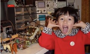 ▲Andini Makosinski從小就熱愛科學和實驗，5歲時便會動手自製玩具。（圖／翻攝自臉書）
