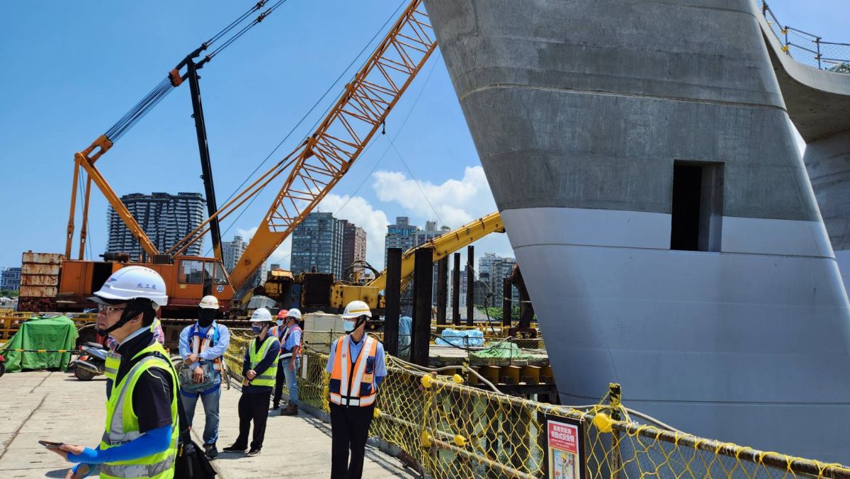 ▲高溫工作令勞工受不了，調查指出，有9成3勞工渴望高溫假，並認為戶外高溫工作日薪至少要2890元。（示意圖／記者李琦瑋攝）