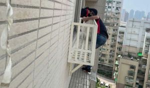 ▲不少人都會請冷氣師傅來家中安裝冷氣,但是這些師傅們「安全措施」真的有做到位嗎?(圖/楊宇帆臉書) ▲不少人都會請冷氣師傅來家中安裝冷氣,但是這些師傅們「安全措施」真的有做到位嗎?(圖/楊宇帆臉書)