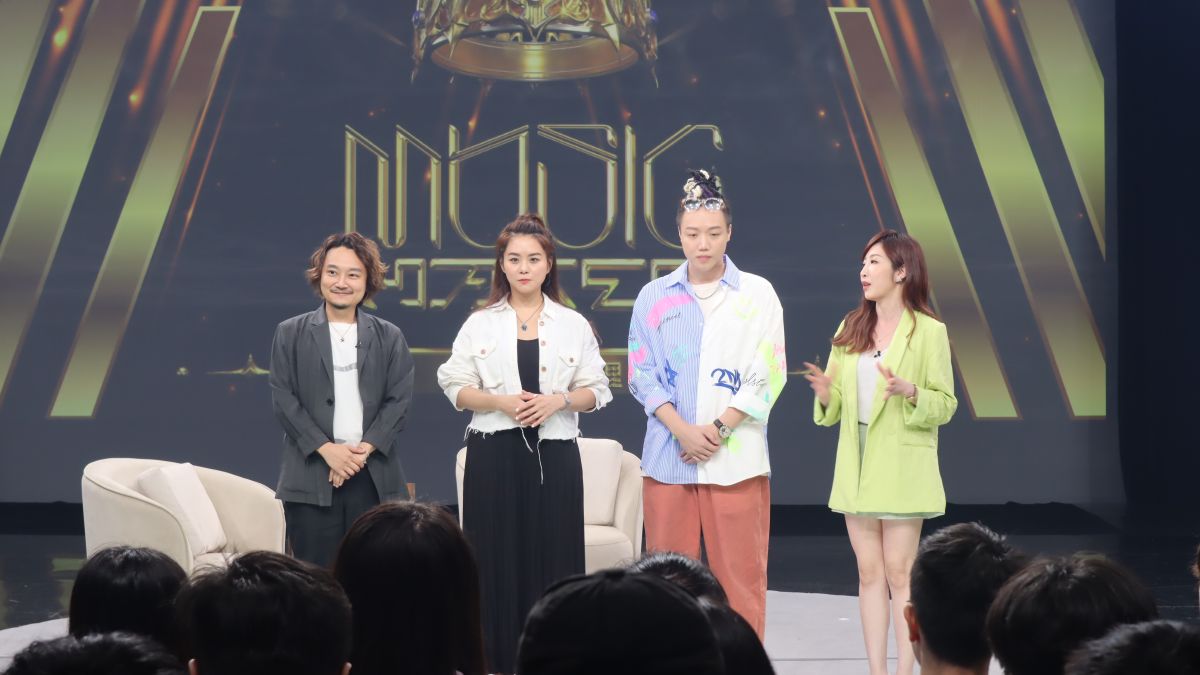 ▲霹靂接班人黃亮勛（左一）擔任《請問老闆？》嘉賓，《音樂主理人》參賽者紀儀羚（左二）與3WICH（右2）也一同上節目。（圖／東風衛視提供）