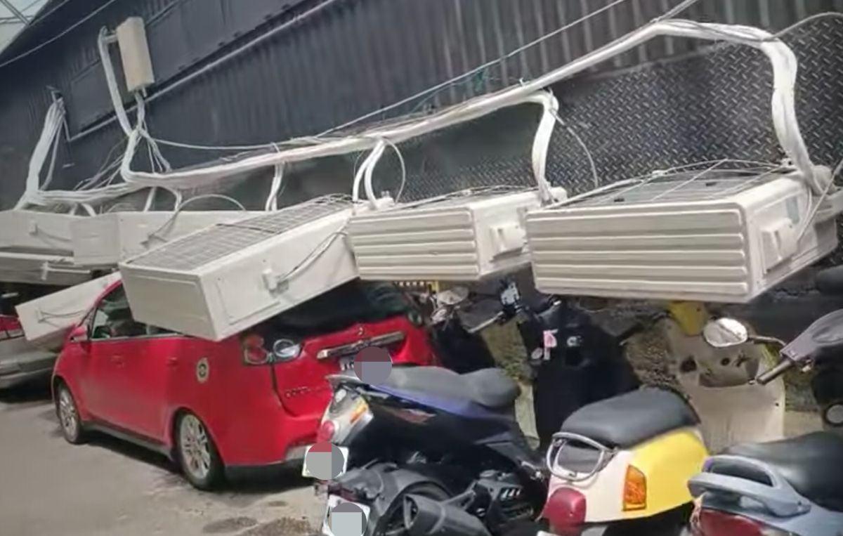 ▲台中逢甲商圈一間體育用品店外的13台冷氣室外機，5月初整排掉落，砸毀下方停放的10輛汽機車。（圖／翻攝自記者爆料網）