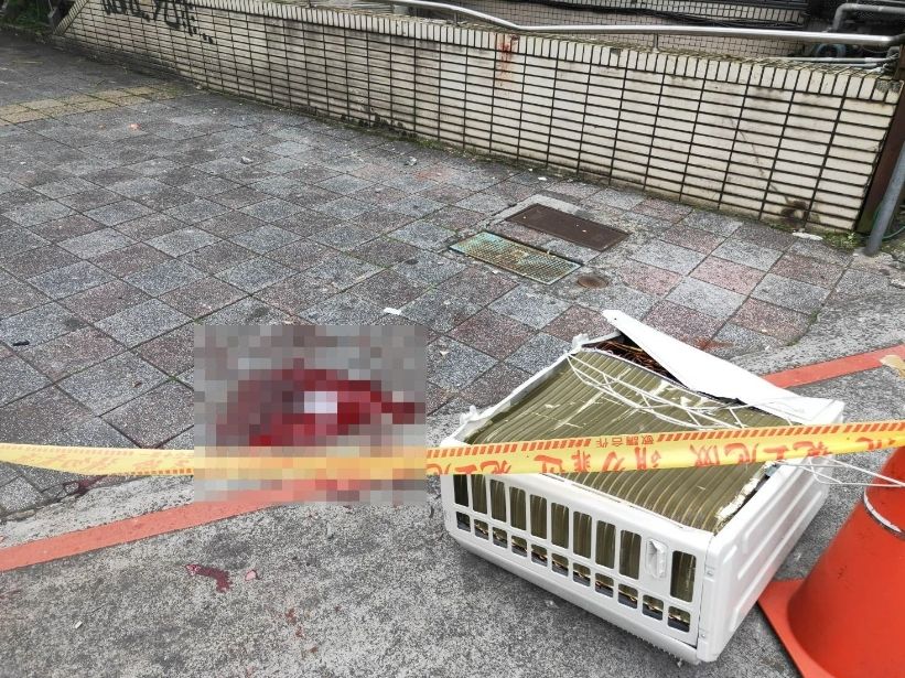 ▲新北板橋發生冷氣掉落砸死女學生悲劇，勞動部今（21）日表示，《職安法》有規範高空作業防墜措施。（示意圖／翻攝《勞動台北電子報》）