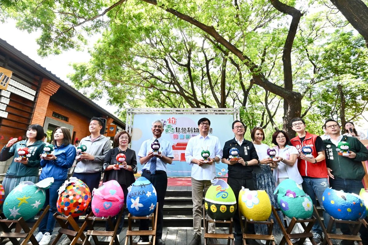 ▲今天「火焰蟲非營利幼兒園」的開園活動計有市長陳其邁、客委會副主委范佐銘等多位在地民意代表共同持希望之槌，敲破彩蛋，共同見證全國第一座客語非營利幼兒園。(圖／高市府提供)