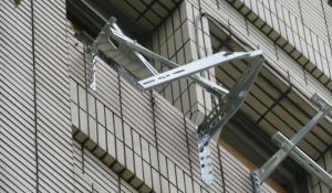 ▲冷氣室外機安裝位置之支撐架已變形。(圖/翻攝《勞動臺北電子報》) ▲冷氣室外機安裝位置之支撐架已變形。(圖/翻攝《勞動臺北電子報》)