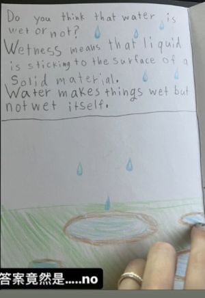 ▲小周周在畫紙上寫出答案，指出：「濕潤意味著液體粘著在固體材料的表面。水讓物體濕潤，但它本身並不濕潤。」（圖／翻攝自昆凌IG）