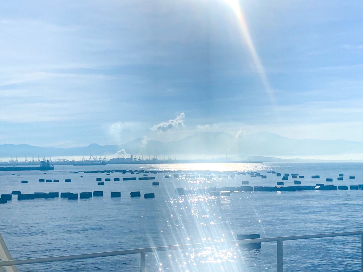 ▲天使輪船上空貨櫃漂流海面上（圖／翻攝自周春米臉書）