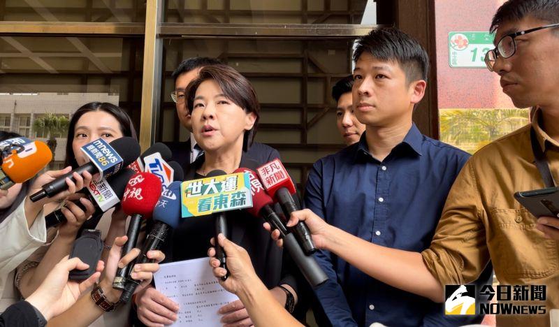 ▲柯文哲競選總部總幹事黃珊珊及民眾黨幹部21日下午到台北地檢署控告《三立新聞》加重誹謗罪,並求償100萬元(圖/記者潘千詩攝,2023.07.21)