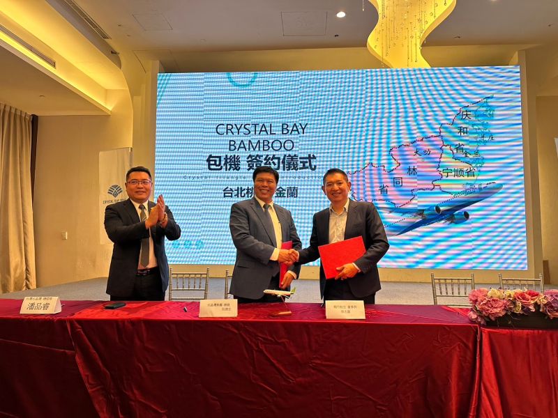 ▲ 越竹航空與越南水晶灣集團舉行簽約儀式，宣佈將開啟台北直飛芽莊的航線。（圖／越竹航空）