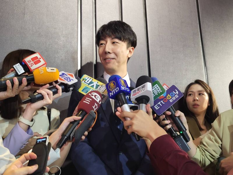 ▲民進黨新北市中和區立委參選人吳崢下午與賴清德拍攝定裝照。(圖/陳佩君攝2023,7,21)