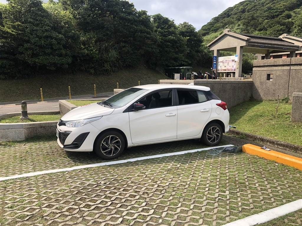 ▲有遊客在汽車內發現一名男子倒臥在座位上。（圖／翻攝畫面）