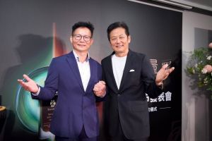 ▲徐乃麟(右)被問到對黃子佼發出2萬字道歉長文有何看法?徐乃麟表示天下任何事情總是會過去。(圖/艾迪昇傳播提供) ▲徐乃麟(右)被問到對黃子佼發出2萬字道歉長文有何看法?徐乃麟表示天下任何事情總是會過去。(圖/艾迪昇傳播提供)