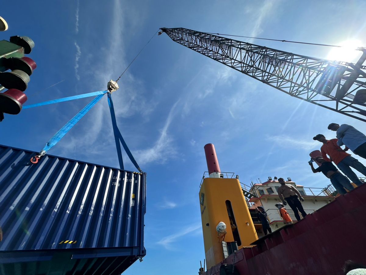 ▲天使輪貨櫃吊上平台。（圖／高雄港務分公司提供）