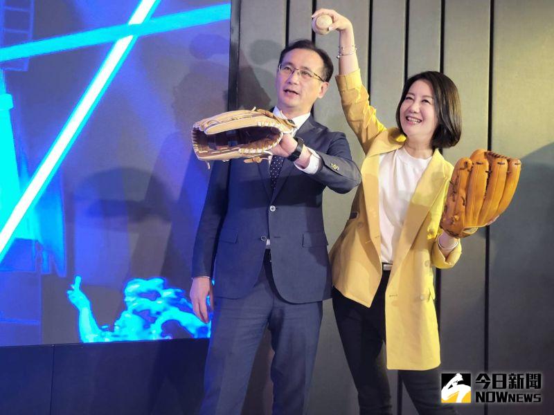 ▲賴清德下午與立委合體拍定裝照,鄭運鵬特別帶來棒球及手套。(圖/陳佩君攝2023,7,21)