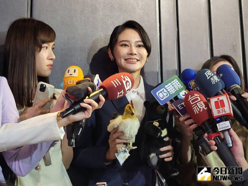 ▲賴清德下午與立委合體拍定裝照,賴品妤帶了玩偶出席。(圖/陳佩君攝2023,7,21)