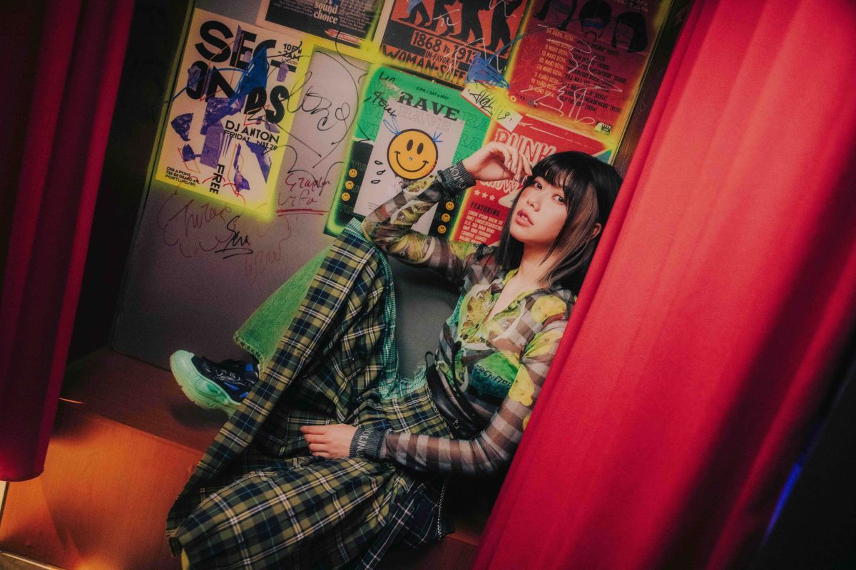 ▲蔡恩雨透露個性像男生，穿裙子的時候腳會伸太開，還因此被工作人員提醒。（圖／華納音樂提供）