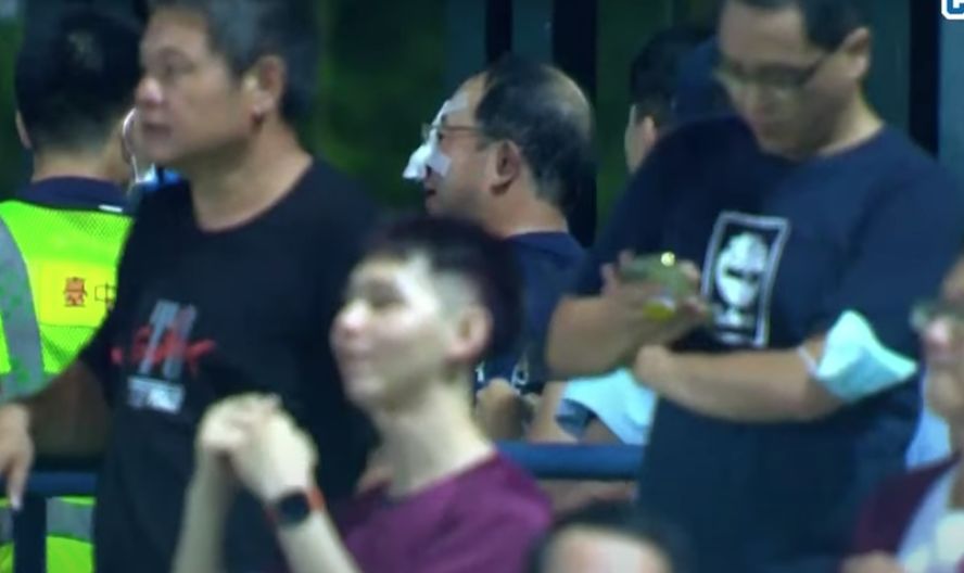 ▲江坤宇開轟，兄弟球迷想要徒手接球卻被打到送醫。（圖／CPBLTV)