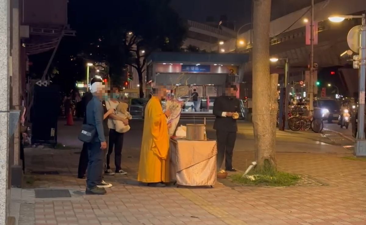 ▲黃女家屬今天回到事發地招魂。（圖／翻攝畫面）