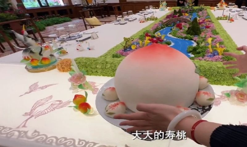 ▲巨大的壽桃模型以及山川河流布景。(圖/翻攝自微博)