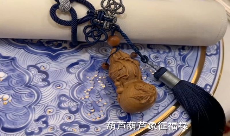 ▲精巧的餐巾紙繩結,繫著上等木製葫蘆掛飾。(圖/翻攝自微博)