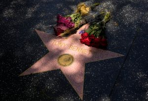 ▲東尼班奈特在好萊塢星光大道的星星上放著粉絲弔唁的鮮花，他兩個禮拜後將滿97歲。（圖／美聯社／達志影像）