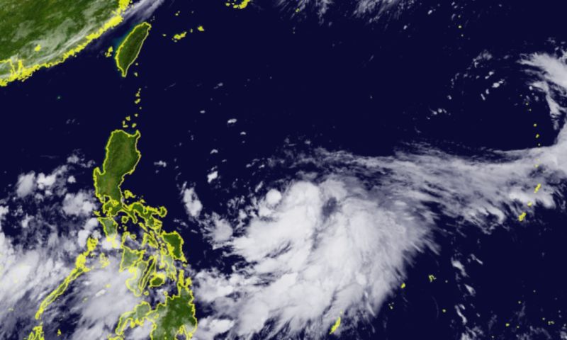 ▲杜蘇芮颱風系統目前還在整合，下週二（7月25日）發展為中度颱風，氣象局高機率會在當天上午發布「海上警報」。（圖／翻攝向日葵8號衛星）