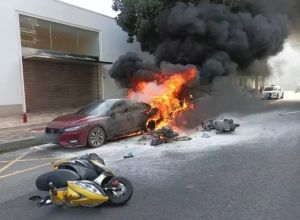 高雄車禍！騎士疑欲超車、釀3機車擦撞倒地　起火燃燒波及路旁BMW
