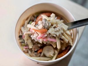 一碗70元的飯湯,裡頭除了湯頭、白飯,還有筍絲、魚丸、蚵仔、鮪魚肉、魚板絲、丸子、芹菜珠與白蝦等豐富好料。(圖/記者葉盛耀攝) ▲一碗70元的飯湯,裡頭除了湯頭、白飯,還有筍絲、魚丸、蚵仔、鮪魚肉、魚板絲、丸子、芹菜珠與白蝦等豐富好料。(圖/記者葉盛耀攝)