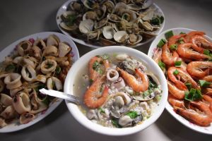 六合夜市「莊記海產粥」,走的也是「飯湯」的路線,現場還可以點上鹽蒸甜蝦等其他豐富配菜。(圖/顏怡今提供) ▲六合夜市「莊記海產粥」,走的也是「飯湯」的路線,現場還可以點上鹽蒸甜蝦等其他豐富配菜。(圖/顏怡今提供)