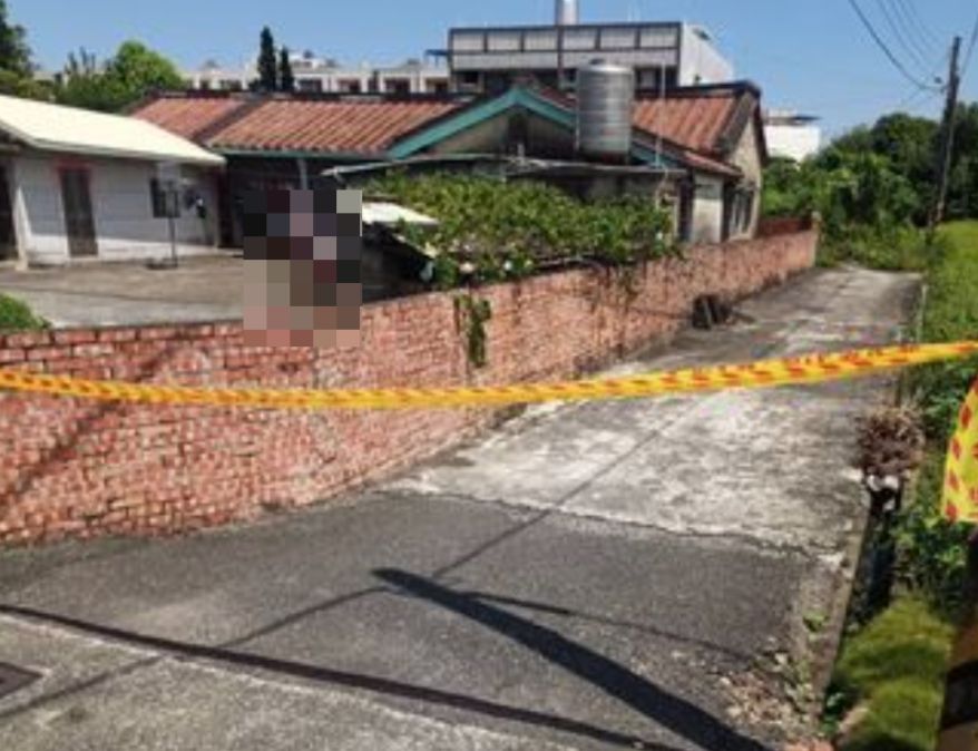 ▲今年3月間，台南50歲胡姓男子，持刀揮刀砍殺伯母。胡男落網後坦承犯案，但供稱砍殺的是「複製人」，案經法院審理，一審判胡男13年、執行前監護5年。胡男上訴後，於看守所內被食物噎住，搶救回來後因缺氧性腦病變，終日臥床、無法自理，台南高分院裁定停止審判。（圖／NOWnews資料照）  