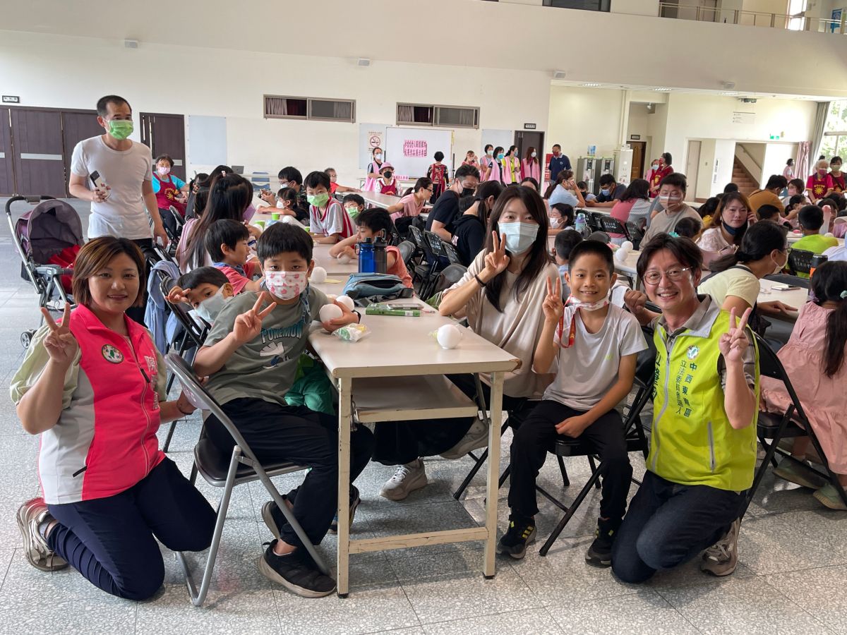 ▲中市水噹噹關懷協會舉辦「恐龍造型存錢筒親子黏土同樂會」(圖／陳雅惠提供2023.7.22)