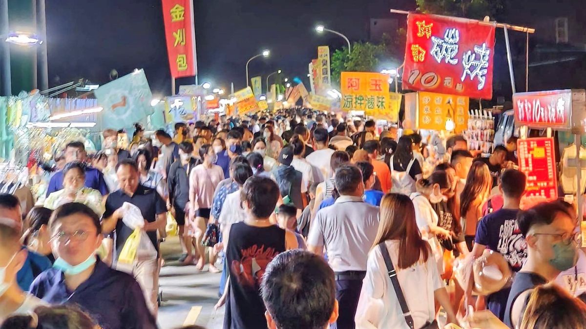 ▲屏東「潮州夜市」改址移到愛國路尾端，封路設置238攤，試營運首日估湧入近萬人潮。（圖／鍾瑋宸提供）