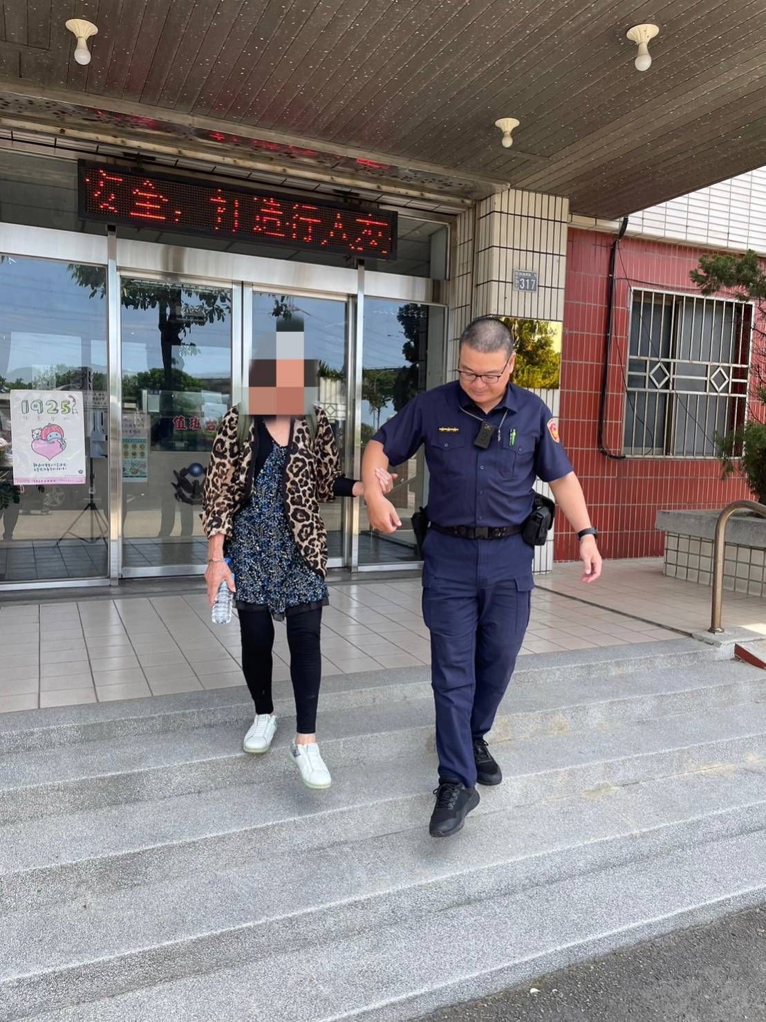 ▲老婦人誤以為跟團去進香遭遊覽車海放，一路沿堤防往北行，一口氣走10公里(圖／警方提供2023.7.22)