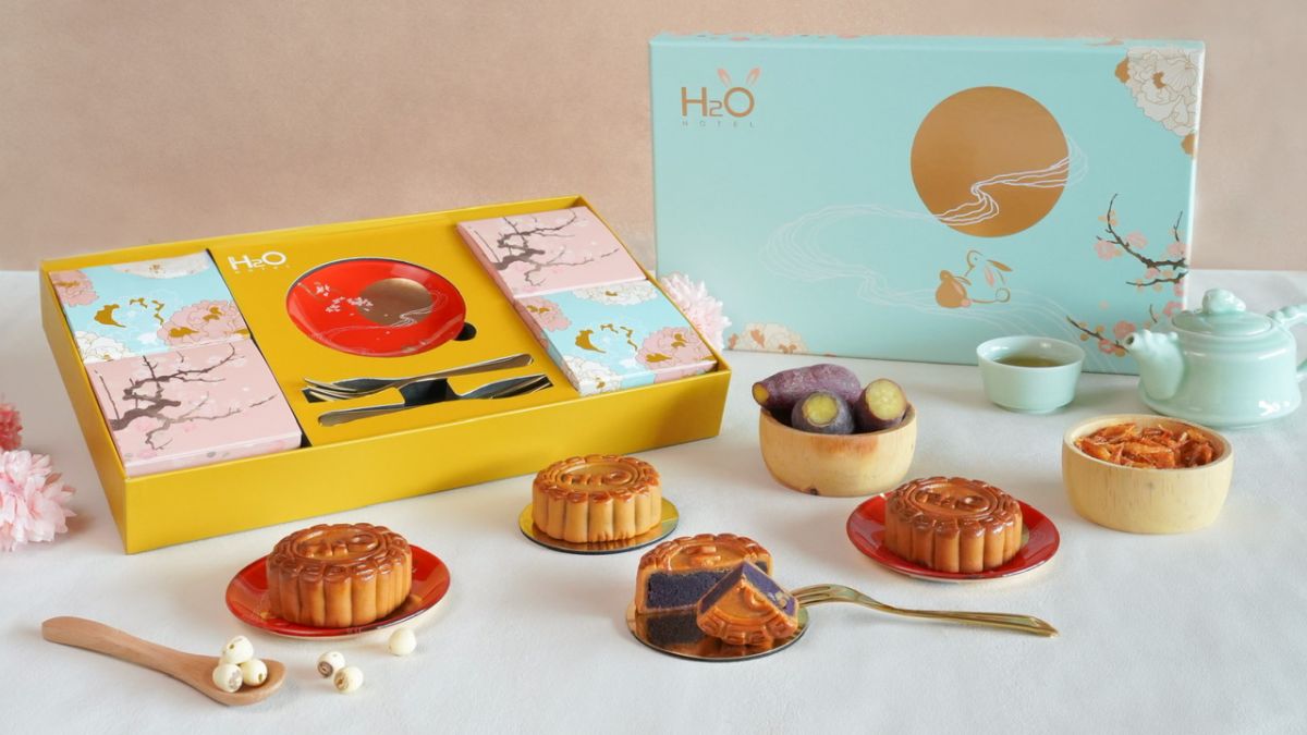 ▲「悅兔映月」中秋臻藏禮盒，四款甜鹹口味的廣式月餅搭配限定窯燒玻璃點心盤貴氣華美。（圖／H2O Hotel提供）