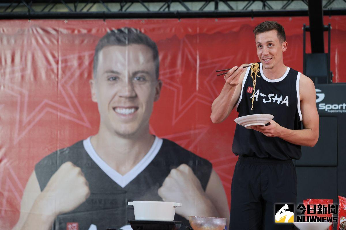 ▲疫情後首位NBA現役球星「阿舍哥」Duncan Robinson在7月21日抵台，今（22）日他也在台北火車站舉辦活動。（圖／鄭孟晃攝）