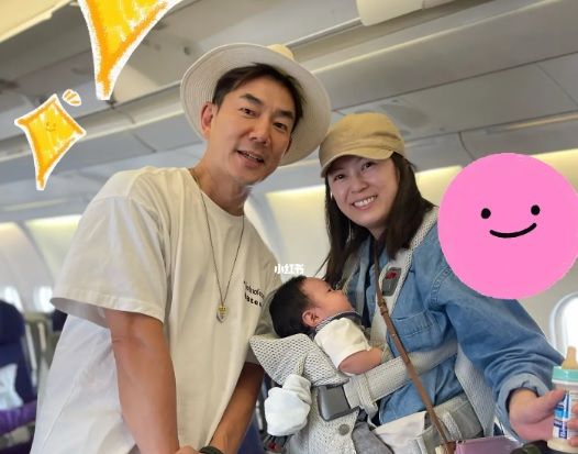 ▲任賢齊（左）在機場伸出援手，讓獨自帶嬰兒搭機的媽媽相當感激。（圖／翻攝自「逗逗一家日常」小紅書）