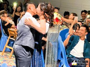 ▲馮俊凱婚禮與老婆熱吻，全場歡呼。記者廖聿偉攝
