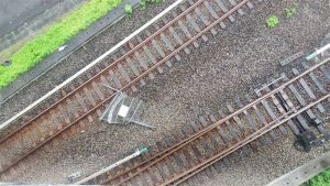 ▲鐵製護欄遭撞斷後，掉落在土城捷運機廠軌道上。（圖／翻攝畫面）